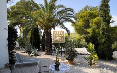 Belle et chaleureuse villa avec joli jardin.